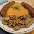 Saucisses de Montbéliard et purée de patates douces aux champignons et lamelles de truffes