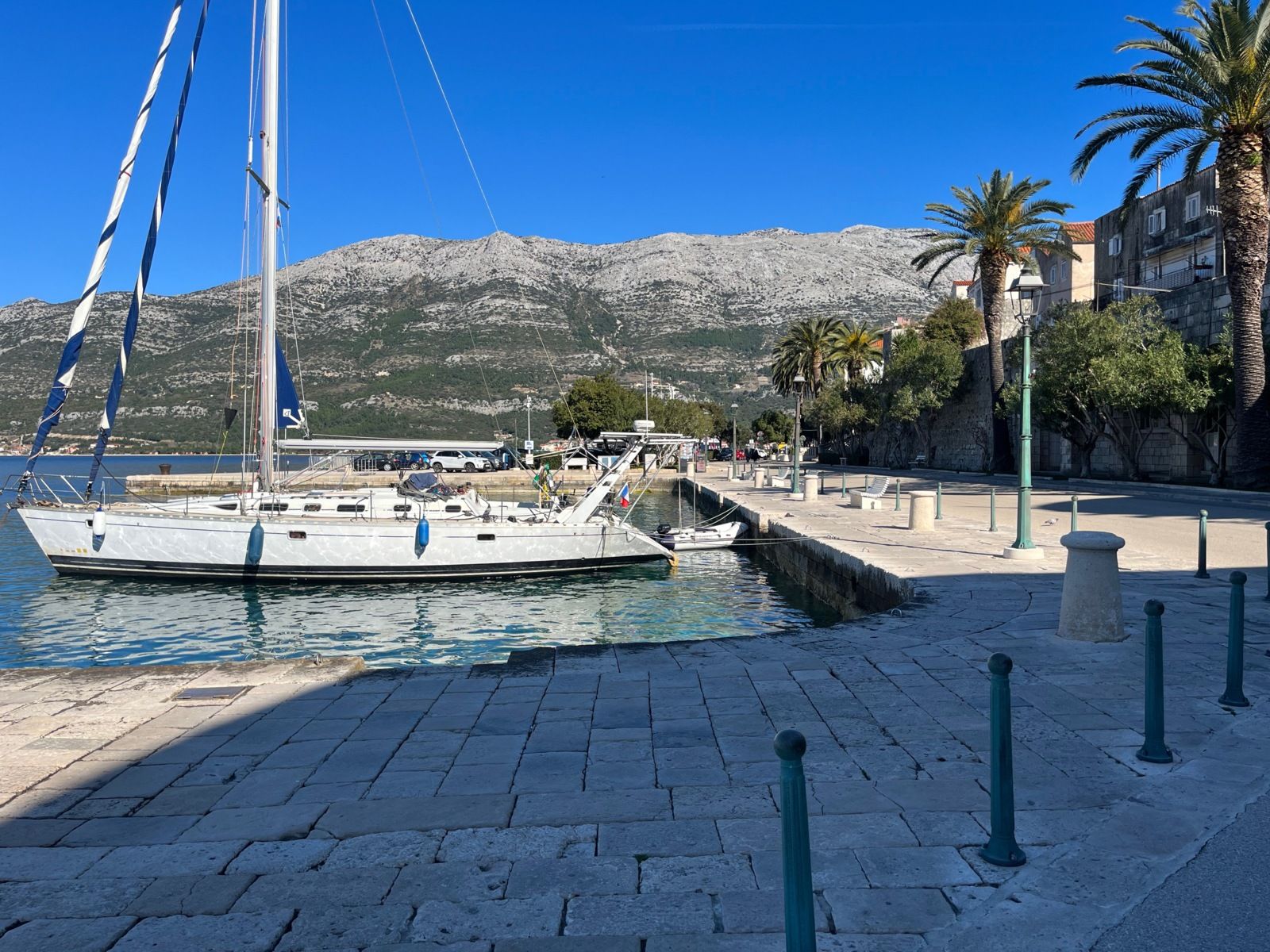 Le Feeling 486 au port médiéval de Korcula, mercredi 21 février 2024