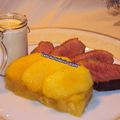 Magret de canard,compote de pommes aux noisettes et sauce au foie gras