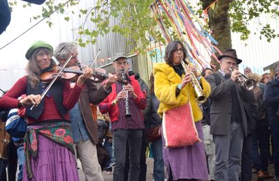 Le Taraf d'ail d'Oust en déambulation à la Teillouse de Redon le 26 octobre 2025