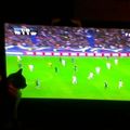 José regarde un match à la télé