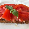 tartine de tomate, ail et oignon