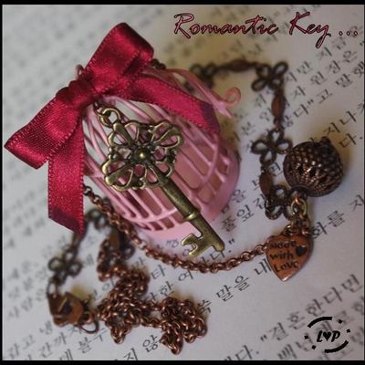 Sautoir "Cage à Oiseau" Rose - Clé Dorée Vieilli Vintage & Romantique ♥