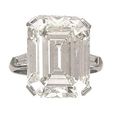 Très important solitaire en or gris serti d'un diamant taille émeraude de 14,05 ct.