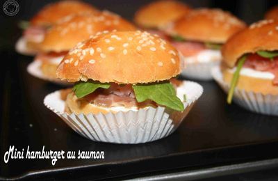 MINI HAMBURGER AU SAUMON FUME ET ROQUETTE