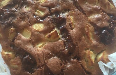 Brownie aux pommes, noix et caramel 