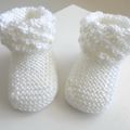 Chaussons blancs, revers astrakan, tricot bebe fait main
