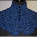 Un chauffe-épaules bleu au crochet