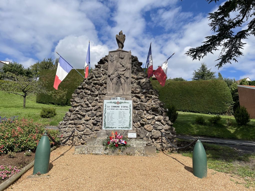 Mercredi 01 octobre 2025 Balade (en date du 27 sept 2025) dans les bois d'Enval jusqu'à la source Marie ,  Initialement exploitée au XIXᵉ siècle pour ses vertus médicinales, La source fut « perdue » vers 1920, puis retrouvée en 1999, Un aménagement (pompe à bras, restauration partielle) a été mis en place après sa redécouverte, le retour harde pour moi mais j'ai poursuivi  au village