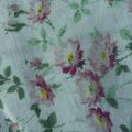 1710 Petits motifs fleuri pour ce tissu- fond ecru/blanc