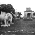 Eléphants et chevaux de marbre devant le tombeau de Tu-Duc 