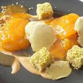 Abricots confits, pain de Gênes à la pistache, glace pistache et touron liquide