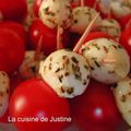 Mini brochettes apéritives de tomates cerises et mozzarella aux herbes
