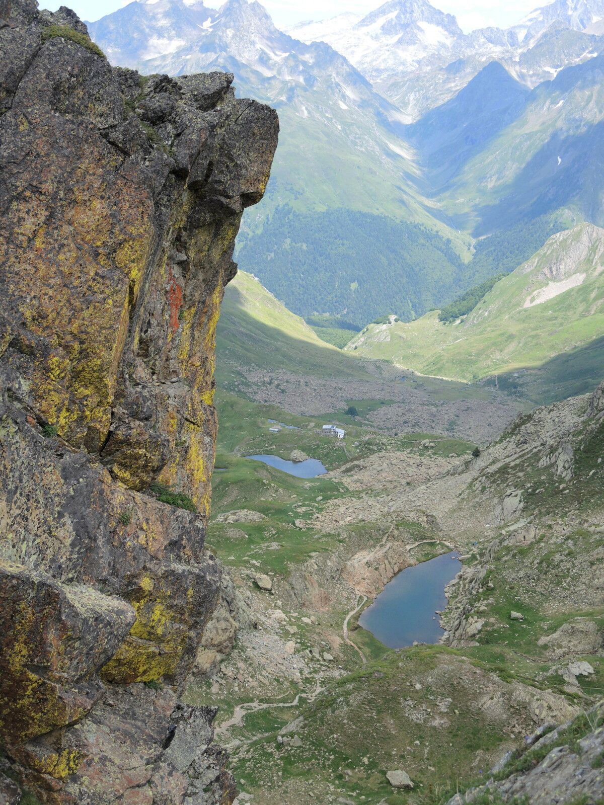 Col de Peyreget, rando Pombie-Peyreget, le col, vue sur lac de Pombie et laquets, corniche (64)
