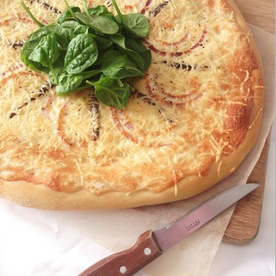 Pizza à la brandade, anchois, oignons rouges et pousses d'épinards