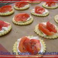 Feuilletés aux tomates sur lit de chèvre