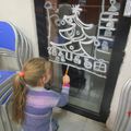 Décorations de Noël sur les vitres réalisées par les enfants 