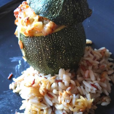 Courgettes rondes farcies sur leur lit de riz complet
