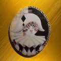 petit tableau en bois avec chat costumé en Arlequin