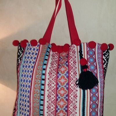 CABAS ETHNIQUE POMPONS ROUGES