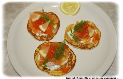 BLINIS AU SAUMON FUME, OEUFS DE SAUMON ET CREME CITRONNEE