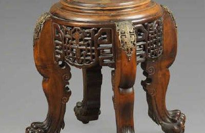 Socle en bois exotique & Guéridon en bois de fer sculpté, Indochine, fin du XIXe - début du XXe siècle
