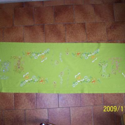 Chemin de table fond vert fini