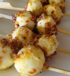 BILLES DE MOZZARELLA AU PESTO ROUGE POUR UN APERITIF ORIGINAL