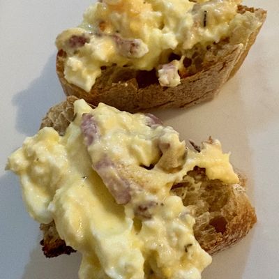 Brouillade d'oeuf féta lardons au four