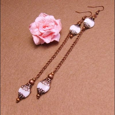 Boucles d’oreilles fantaisie rétro, bijoux créateur, nacre blanche, chaine cuivre 