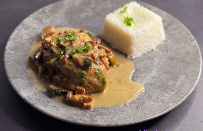 Poulet à la crème, champignons et lardons