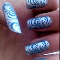 Spirales bleues sur vernis argenté métallique