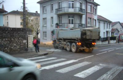 Entrée et sortie de l'Ecole des Chaprais, rue de Belfort : attention danger!