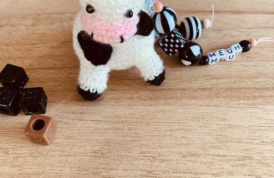 Petite vachette au crochet : porte clefs , bijoux de sac ou doudou amigurumi