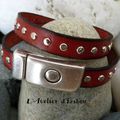 Bracelet en cuir clouté rouge et fermoir métal argenté et aimanté avec point central