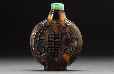 A tortoiseshell snuff bottle. Four-character Qianlong Mark