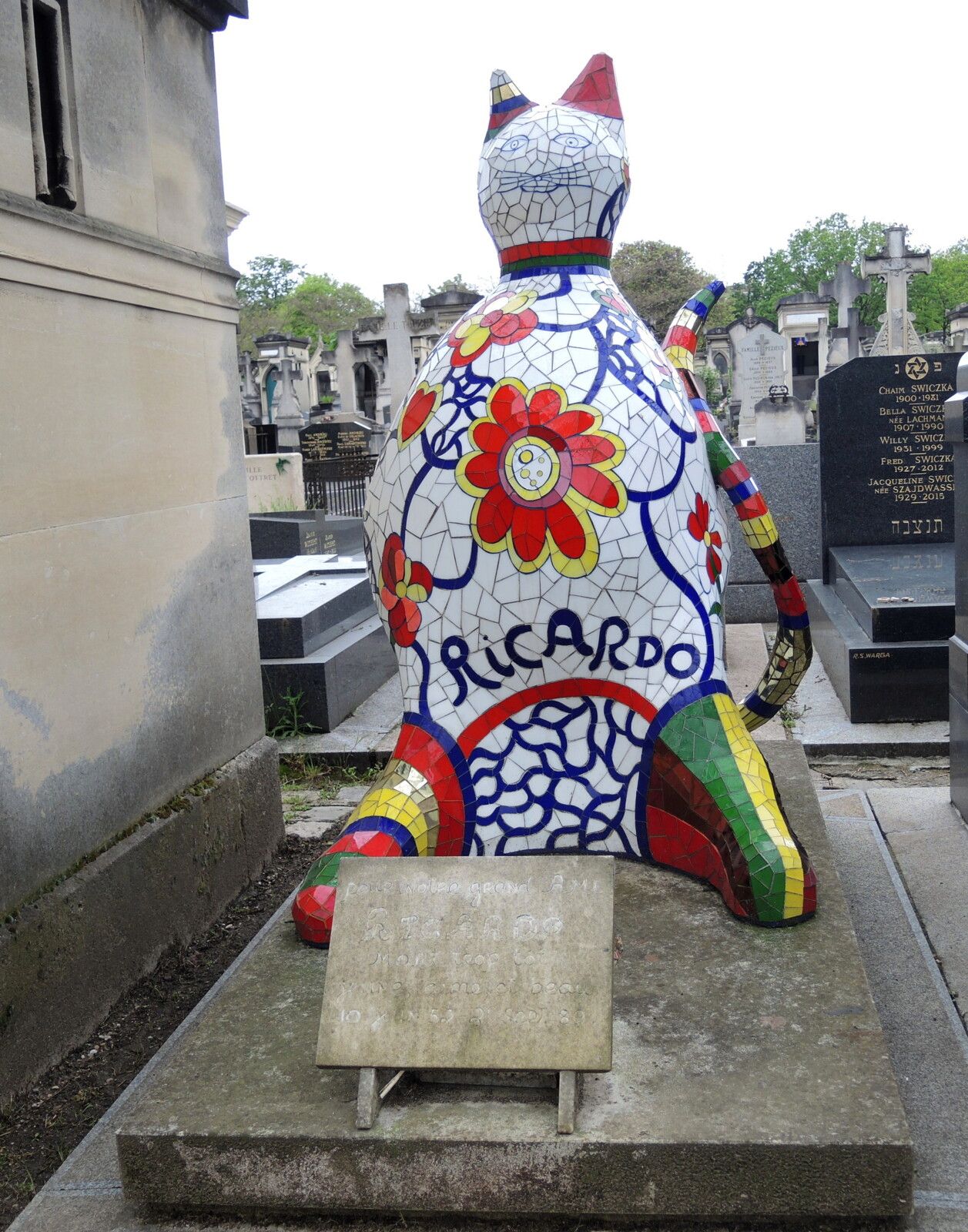 Paris, cimetière Montparnassse, sculpture, le chat de Niki de Saint-Phalle. (75)