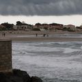 Surfeurs au Grau d'Agde, dans l'Hérault, le 7 juin 2019