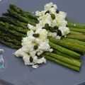 Asperges rôties à la féta, citron et pistaches