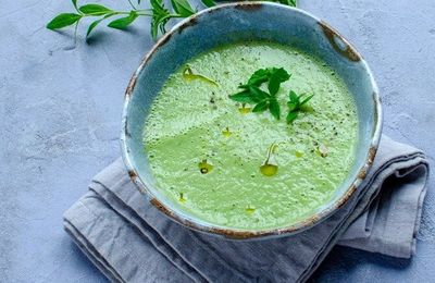 Soupe glacée au concombre et herbes