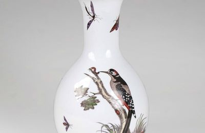 A very rare Augustus Rex vase with bird painting by C.G. Häntzschel, Meissen, around 1745