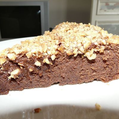 Fondant au chocolat au lait et son croustillant aux cacahuètes et noix