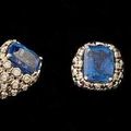 Importante bague saphir en or gris et motifs en écaille sertis de diamants.