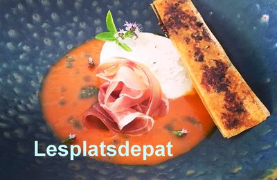 Soupe de tomate, burrata, jambon, pesto et croquants aux graines