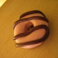 un donuts rose avec son filet de chocolat...