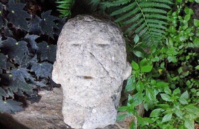 Une tête sculptée mystérieuse