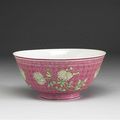 Grand bol avec décor incisé de brocard de fleurs, famille rose, Chine, Règne De Qianlong (1736-1795)