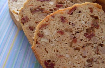 Cake au thon , tomates séchées et noisettes 