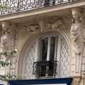 Cariatides engaînées, 19 rue de Maubeuge 