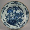 DELFT. Grand plat en faïence à décor bleu, blanc dit «à la barrière fleurie» dans le goût de la Chine. XVIIIe.